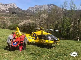 Rescate con helicóptero en Aller de un hombre herido esta mañana