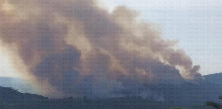 El INFOPA en fase de emergencia a Situación 2 por el incendio en el que se están defendiendo edificaciones en Las Folgueras y Candamo