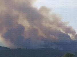 El INFOPA en fase de emergencia a Situación 2 por el incendio en el que se están defendiendo edificaciones en Las Folgueras y Candamo