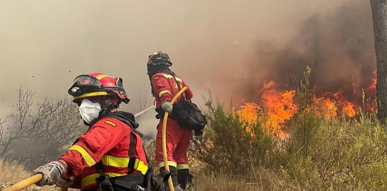 En los trabajos de refrigeración de los incendios forestales de Asturias aún continúan 18 efectivos de la UME