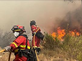 En los trabajos de refrigeración de los incendios forestales de Asturias aún continúan 18 efectivos de la UME