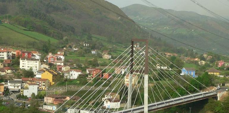 Los nuevos accesos por carretera a Soto de Ribera entrarán en servicio el 6 de mayo