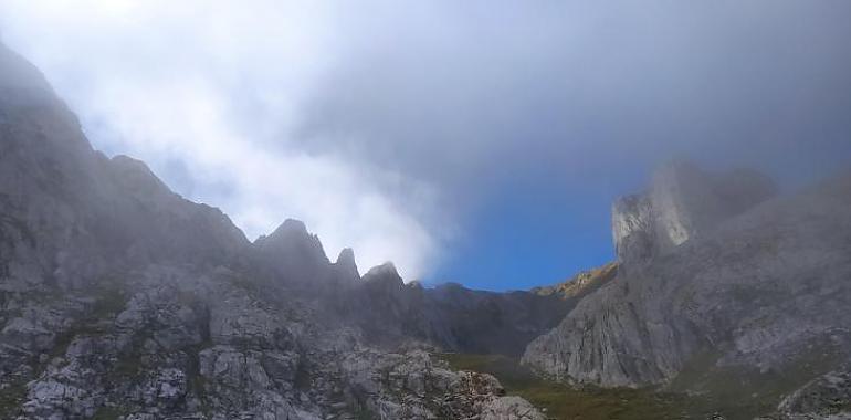 Anoche rescate de tres excursionistas con el helicóptero en Cangas de Onís