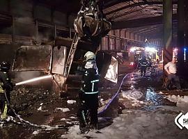 Incendio declarado en una nave de chatarra ubicada en el polígono de Logrezana, en Carreño esta pasada noche