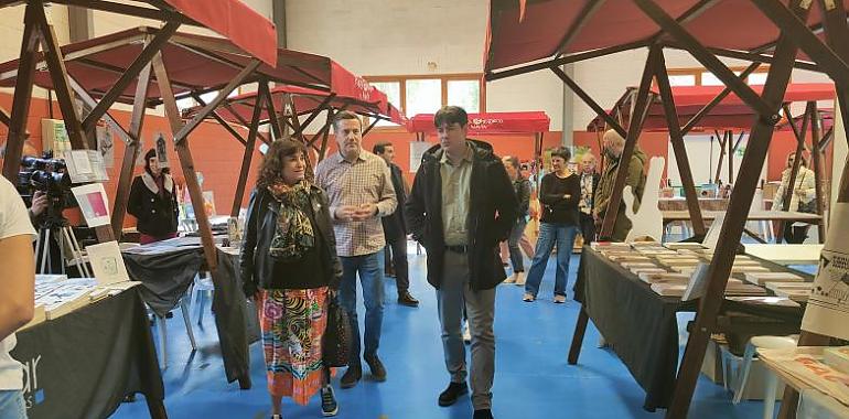 El consejero de Ciencia, Innovación y Universidad, Borja Sánchez, en la Feria del Libro de Navia