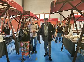 El consejero de Ciencia, Innovación y Universidad, Borja Sánchez, en la Feria del Libro de Navia