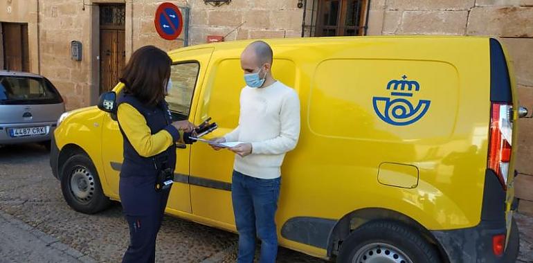 Los clientes de CaixaBank podrán recibir a través de los carteros rurales de Correos hasta un máximo de 500 euros.   