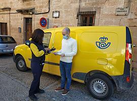 Los clientes de CaixaBank podrán recibir a través de los carteros rurales de Correos hasta un máximo de 500 euros.   