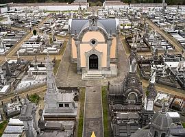 La reparación de los pasillos del Cementerio Municipal de La Carriona costará casi 25.000 euros a los avilesinos