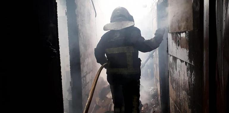 Calcinada por completo la primera planta de una casa en Siero que ha conllevado también el derrumbe del forjado del desván y la techumbre