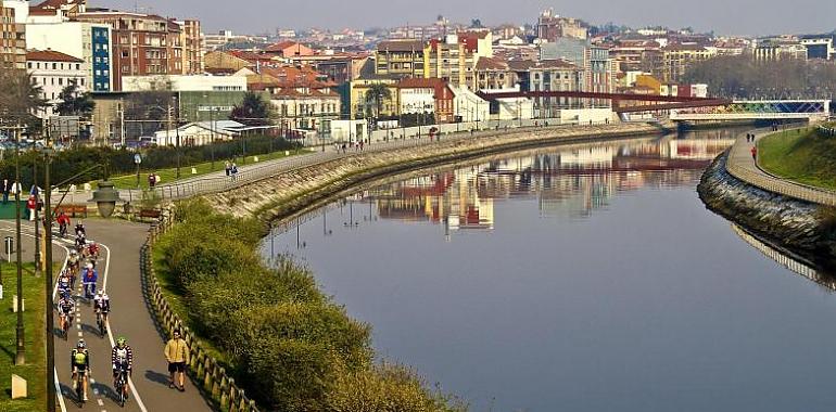 Instalación del equipamiento deportivo del circuito biosaludable del Paseo de la Ría en Avilés