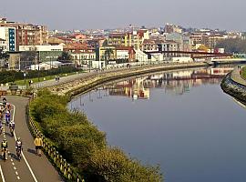 Instalación del equipamiento deportivo del circuito biosaludable del Paseo de la Ría en Avilés