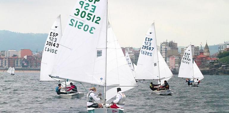 El X Trofeo de San Pedro de Vela Ligera se celebrará este fin de semana en aguas de la bahía de Gijón