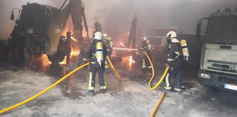 Incendio en Siero calcina cinco vehículos, dos excavadoras y tres camiones