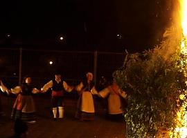 Con la noche de San Xuan dan comienzo las danzas primas del verano de Avilés