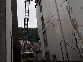 Incendio declarado en un edificio en la zona de Ambasaguas El Carmen en Cangas del Narcea
