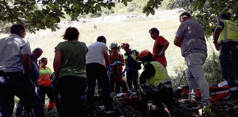 Herido de consideración tras salirse de la vía y caer por un desnivel de unos 100 metros en Belmonte de Miranda