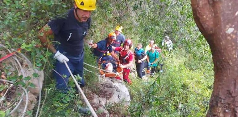 Rescate de un herido tras sufrir una caída en una cueva en el área recreativa de La Moría en Ribadesella