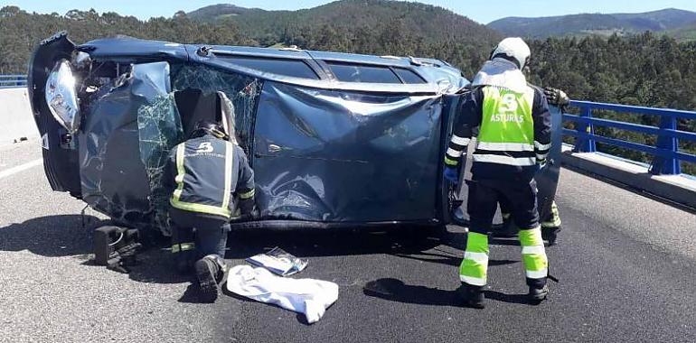 Herida tras sufrir un vuelco con el coche en la A-8 a la altura del viaducto de San Timoteo