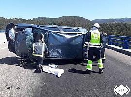 Herida tras sufrir un vuelco con el coche en la A-8 a la altura del viaducto de San Timoteo