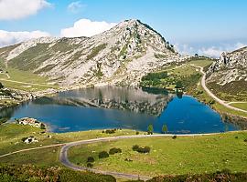 EL ACCESO A LOS LAGOS DE COVADONGA ,PROHIBIDO PARA VEHÍCULOS PARTICULARES DESDE MAÑANA