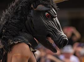 CIENTOS DE ANTITAURINOS PROTESTAN POR EL REGRESO DE LOS TOROS A GIJÓN