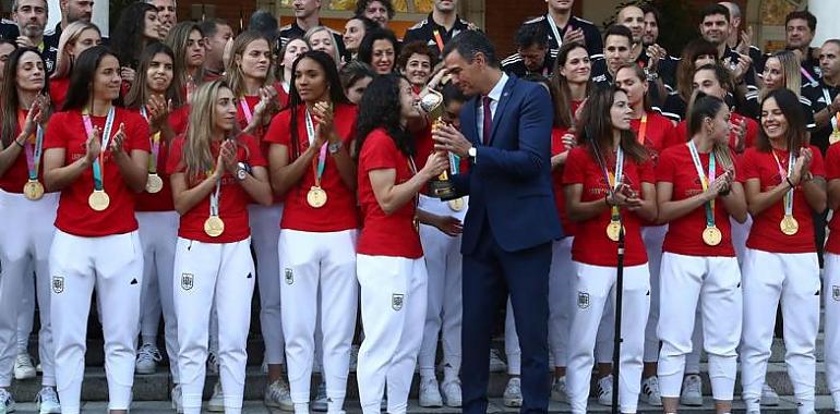 Medalla y oro al Mérito Deportivo a la selección femenina de fútbol, campeona del Mundial