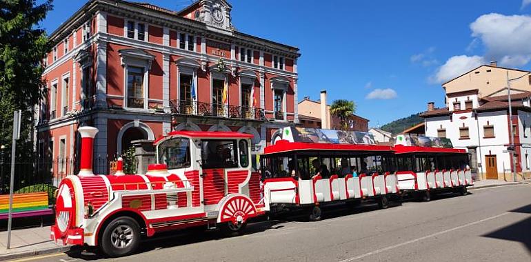 Más de 3.000 los viajeros que se subieron a bordo del tren turístico de Aller para visitar el concejo