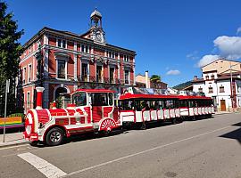 Más de 3.000 los viajeros que se subieron a bordo del tren turístico de Aller para visitar el concejo