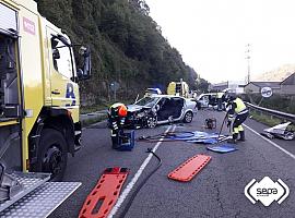 Tres heridos al colisionar frontalmente dos vehículos en Mieres