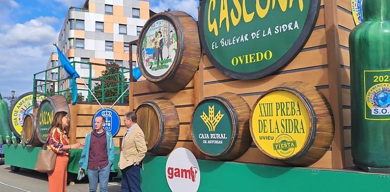Canteli visita alguna de las carrozas que desfilarán por el 71 Día de América en Asturias