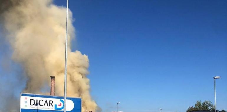 Incendio industrial localizado en el polígono de Aguila Nora, en Colloto, Siero