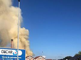 Incendio industrial localizado en el polígono de Aguila Nora, en Colloto, Siero