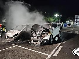 Incendio declarado de madrugada en dos turismos estacionados en el aparcamiento de la iglesia en Vegadeo