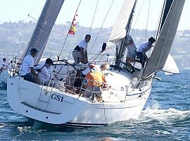 Ayer se disputó en aguas de la bahía de Gijón la tercera manga del Trofeo de Otoño del RCAR