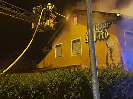 Voraz incendio la pasada noche en Siero