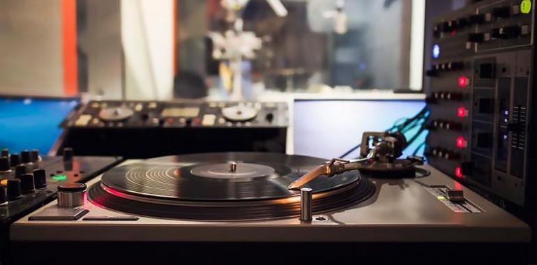 El archivo histórico discográfico de Radio Asturias encuentra nuevo acomodo