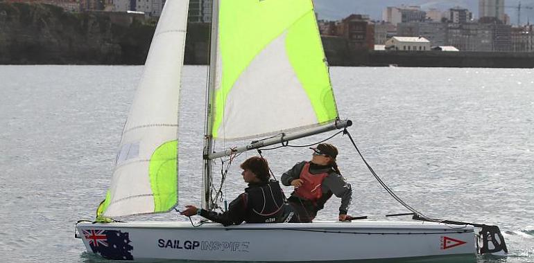 La bahía de Gijón agogió ayer la primera tirada del Trofeo de Otoño de Vela Ligera del RCAR.