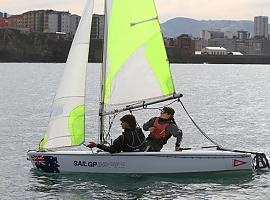 La bahía de Gijón agogió ayer la primera tirada del Trofeo de Otoño de Vela Ligera del RCAR.