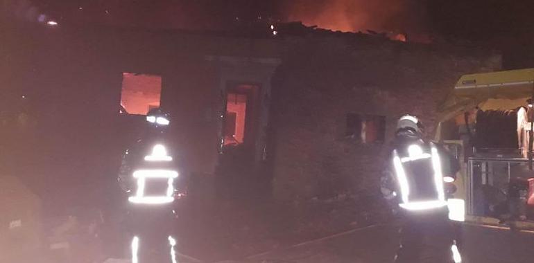 Los bomberos del SEPA controlan un incendio en Grado y salvan un pajar adyacente