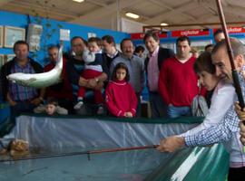 Fernández, en la feria de Muestras de Tineo