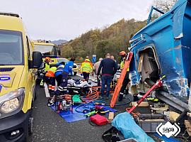 Herido al volcar el camión que conducía cuando circulaba entre los kilómetros 66 y 67 de la AP-66 en sentido Serín, en Lena