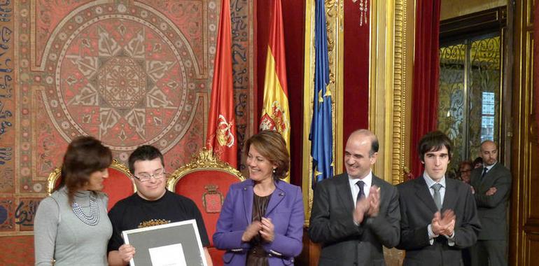 La Presidenta navarra premia a la asociación juvenil síndrome de down Motxila 21