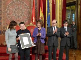 La Presidenta navarra premia a la asociación juvenil síndrome de down Motxila 21