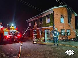 Incendio de madrugada en una chalet de Nava