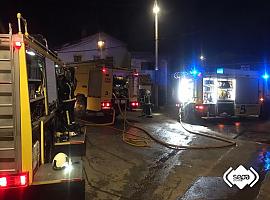 Incendio nocturno en Castrillón