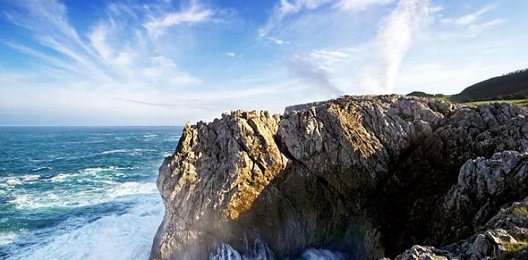 Se reanuda el dispositivo de búsqueda de la persona desaparecida ayer en el mar, frente a los bufones de Santiuste, en Llanes