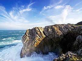 Se reanuda el dispositivo de búsqueda de la persona desaparecida ayer en el mar, frente a los bufones de Santiuste, en Llanes