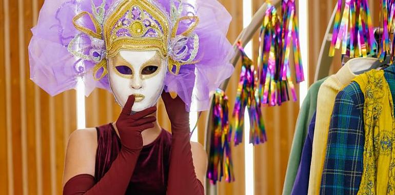 Oviedo ilumina su comercio con creatividad: arranca el quinto concurso de escaparates de Carnaval