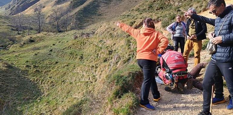 Rescate de un mujer herida en una pierna en una ruta de montaña, en las inmediaciones de Tuiza, en Lena